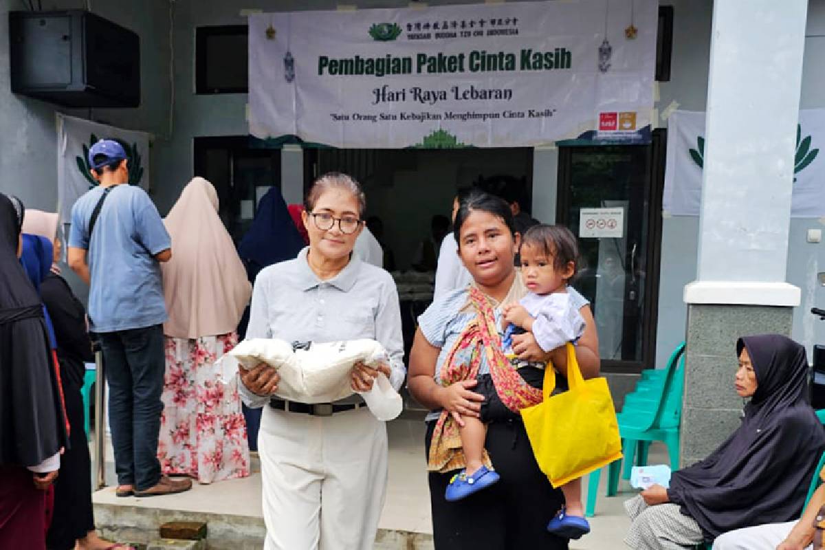 Kebahagiaan Hadir Bersama Paket Cinta Kasih