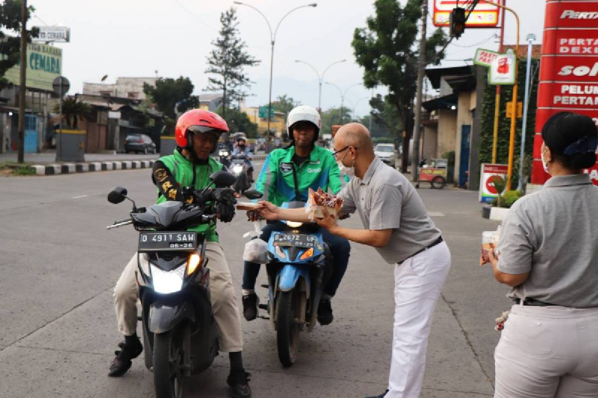 Menebar Cinta Kasih dengan Membagikan 622 Takjil