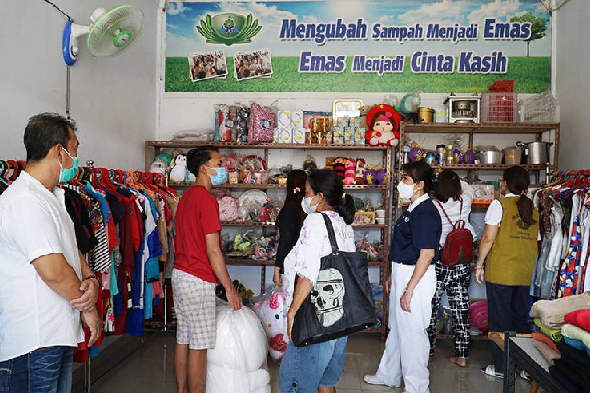 Toko Barang Daur Ulang Xi Fu Qi di Depo Pelestarian Lingkungan Titikuning Medan