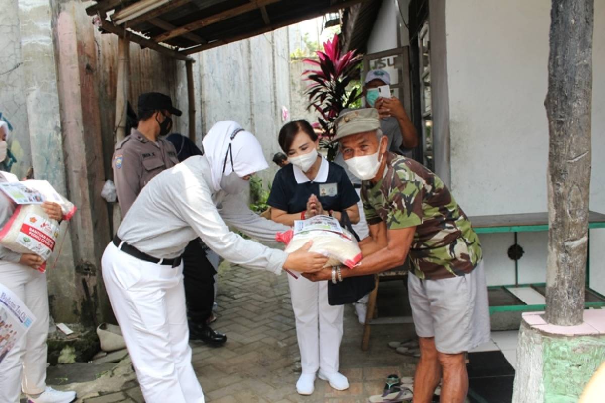 Bantuan Sosial Peduli Covid-19 untuk Warga Subang dan Purwakarta