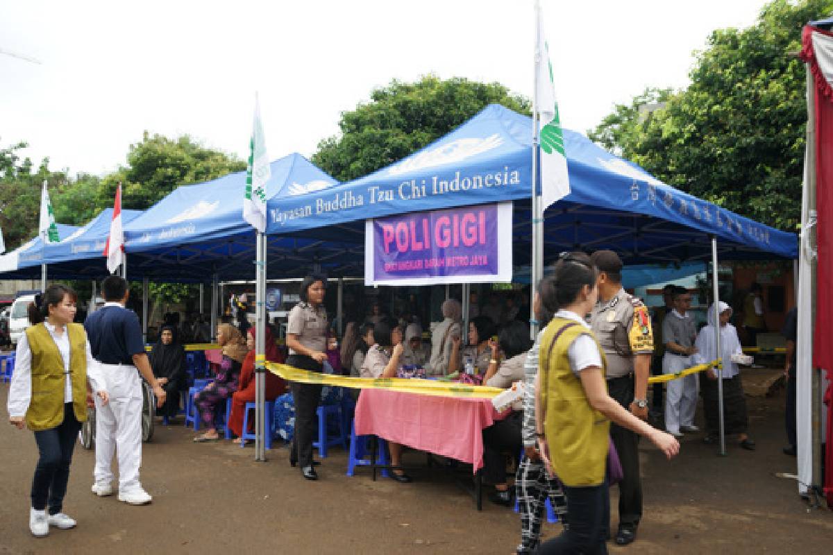 Baksos Tzu Chi dan Polda Metro Jaya untuk Warga Kembangan 