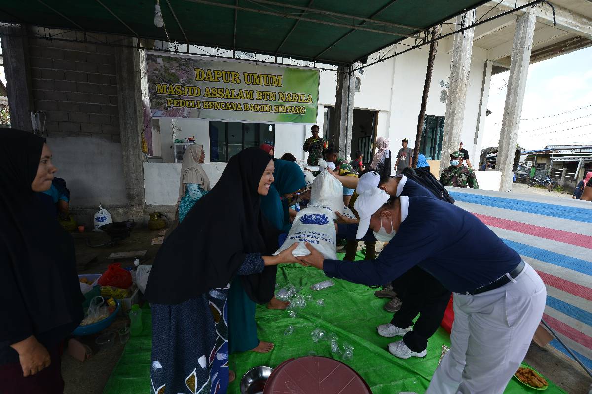 Tzu Chi Mengirimkan Bantuan untuk Korban Banjir Sintang  