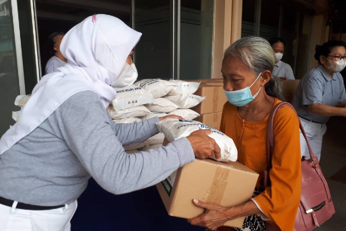 Merajut Cinta Kasih Dengan Berbagi Paket Imlek 