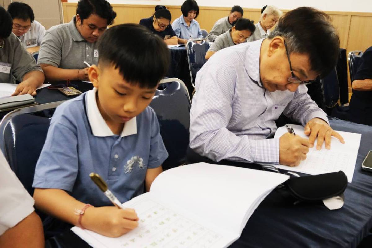 Menyelami Dharma Lewat Setiap Goresan Sutra