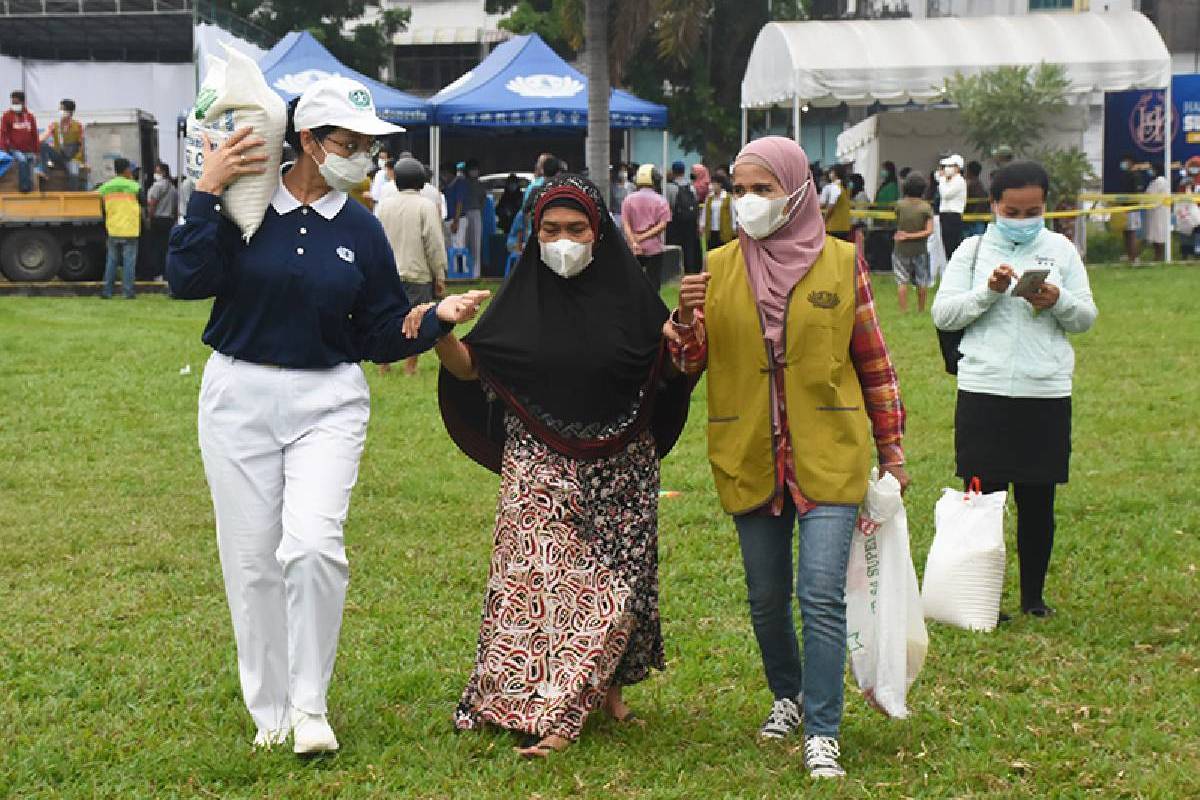 Paket Lebaran 2022: Pembagian Paket Sembako di Istana Maimun Medan