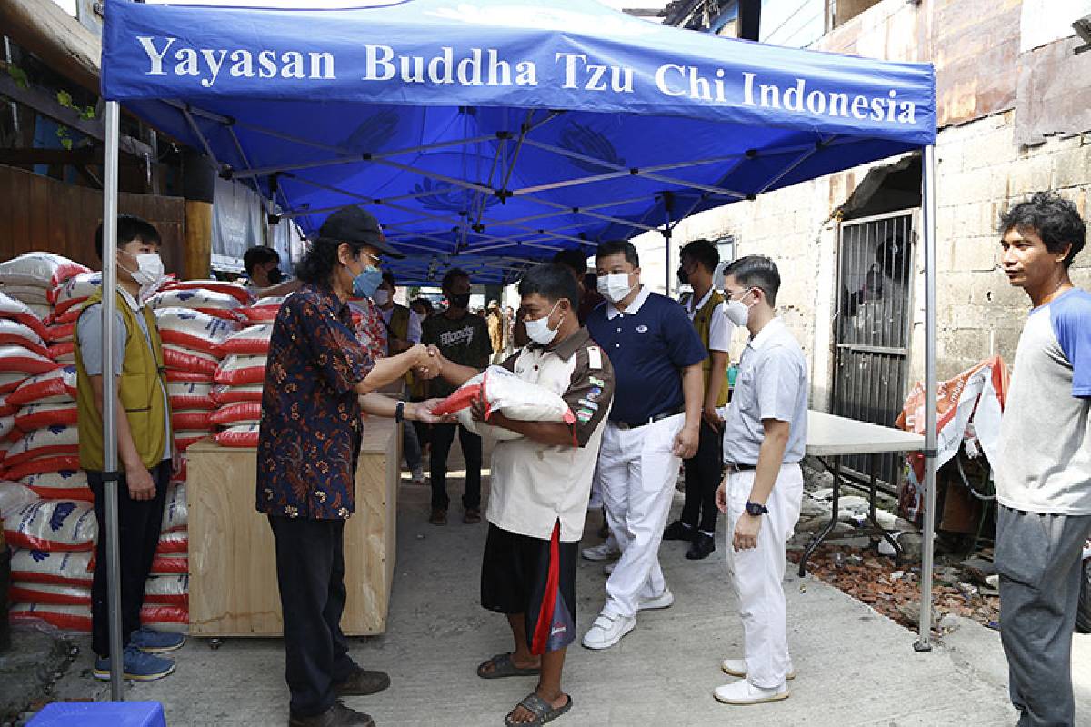 Berbagi Cinta Kasih untuk Warga Kampung Sumur