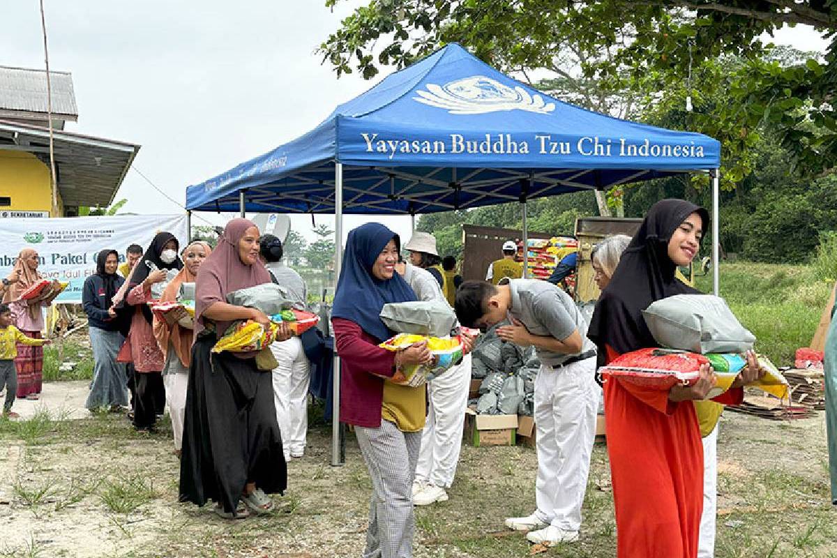 Jelang Idul Fitri, Tzu Chi Pekanbaru Salurkan 877 Paket Sembako