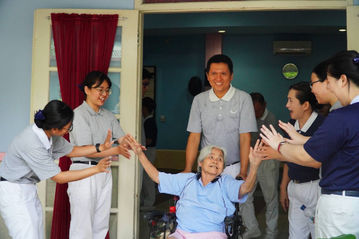 Mengobati Kerinduan Oma dan Opa Lewat Kunjungan Kasih