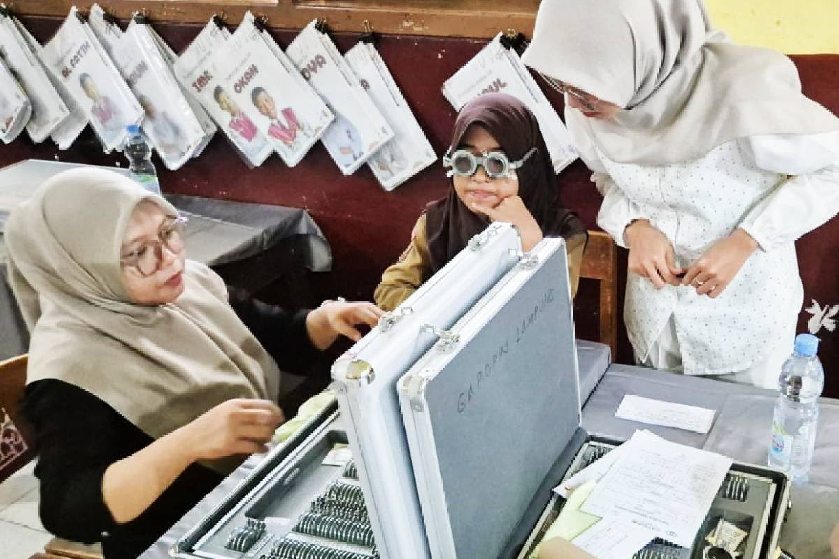 Pemeriksaan Mata Bagi Siswa SDN 1 Kupang Raya 
