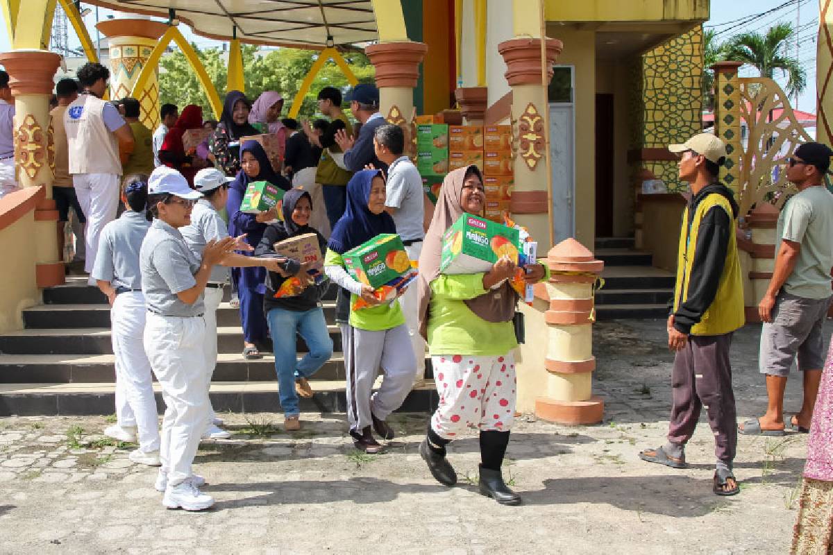 Membawa Sukacita Jelang Lebaran Bagi Petugas Kebersihan