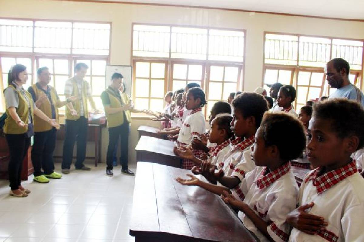 Senangnya Berbagi dengan Siswa di Papua