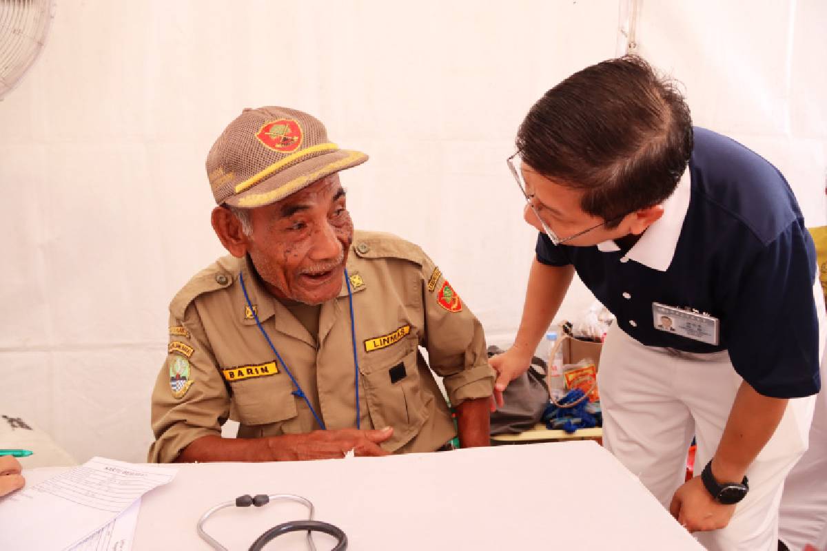 Sambut Hari Bhayangkara ke-79, Tzu Chi dan Polres Metro Bekasi Gelar Baksos Kesehatan Lansia