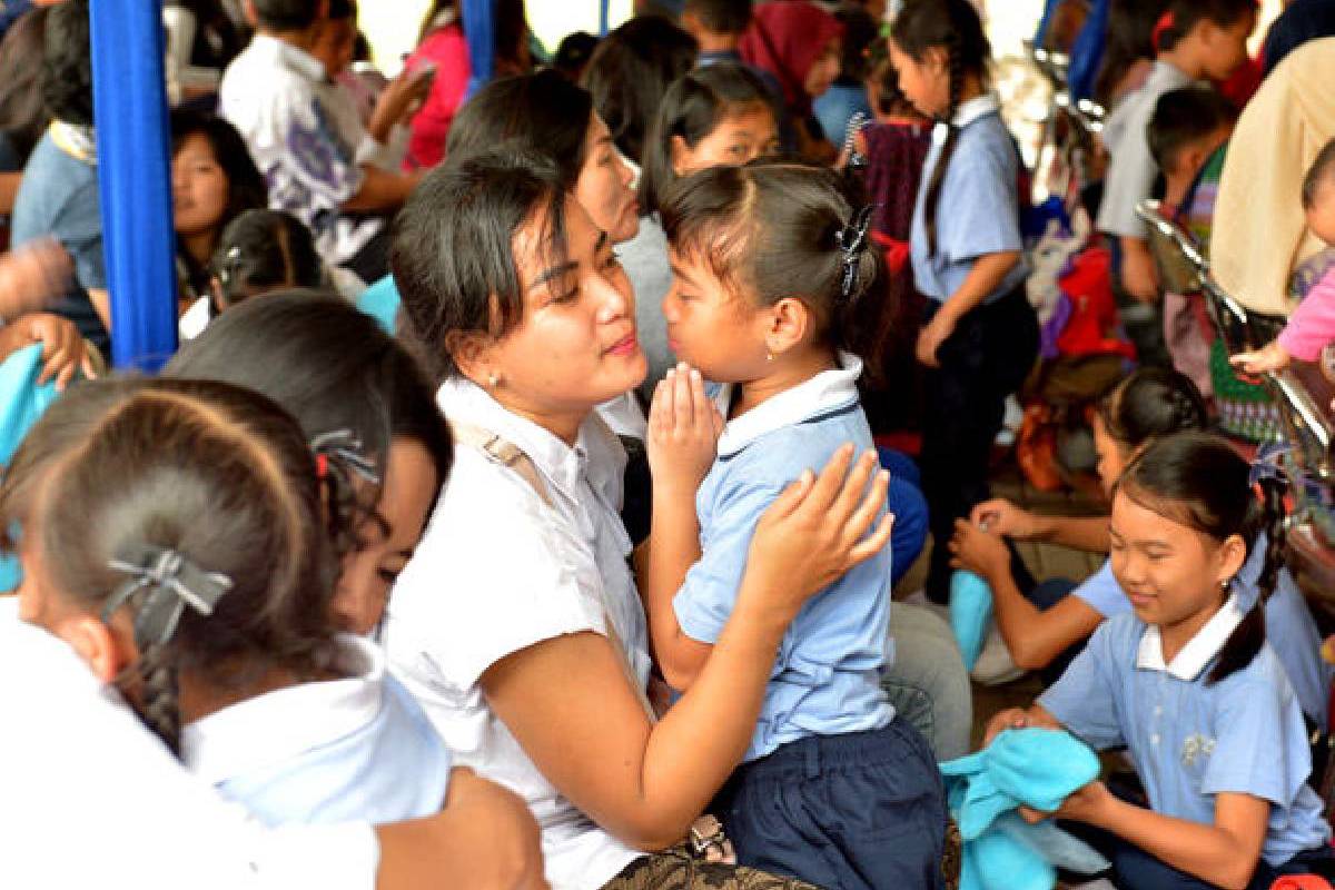 Peringati Hari Ibu, 1300 Anak Basuh Kaki Ibu Secara Bersama