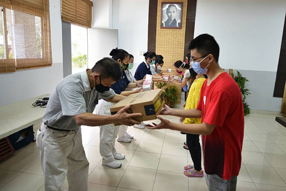 Mendukung Sarana Belajar Online Anak Asuh Tzu Chi