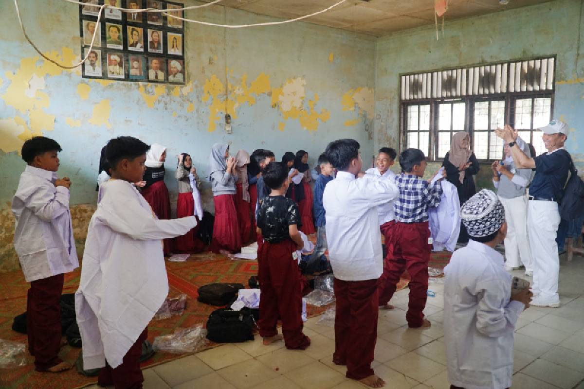 Seragam Sekolah Baru untuk Siswa SD Negeri 1 Bukit Tempurung, Aceh Tamiang