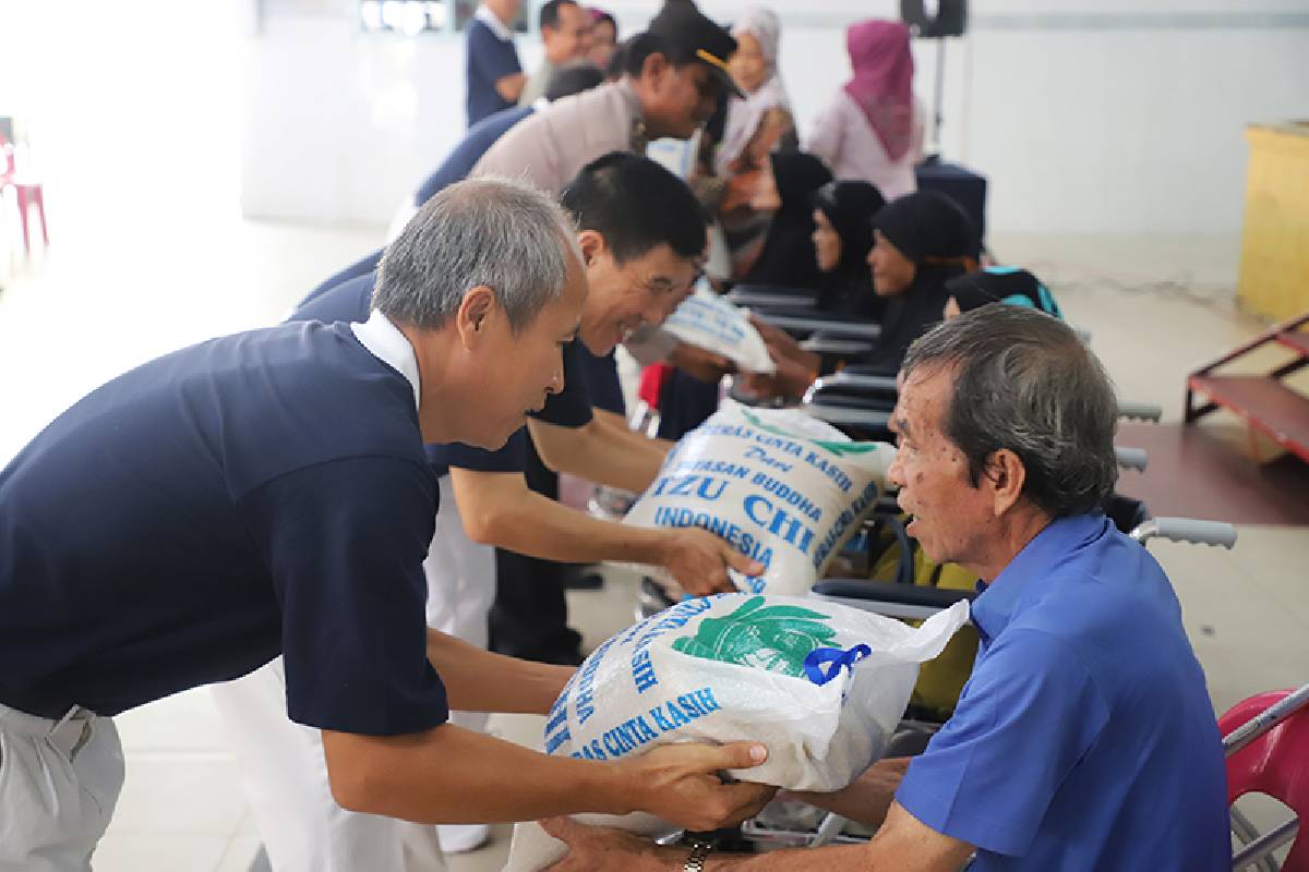 Tebar Kebajikan di Bulan Ramadan, Tzu Chi Tebing Tinggi Salurkan 1.200 Paket Cinta Kasih