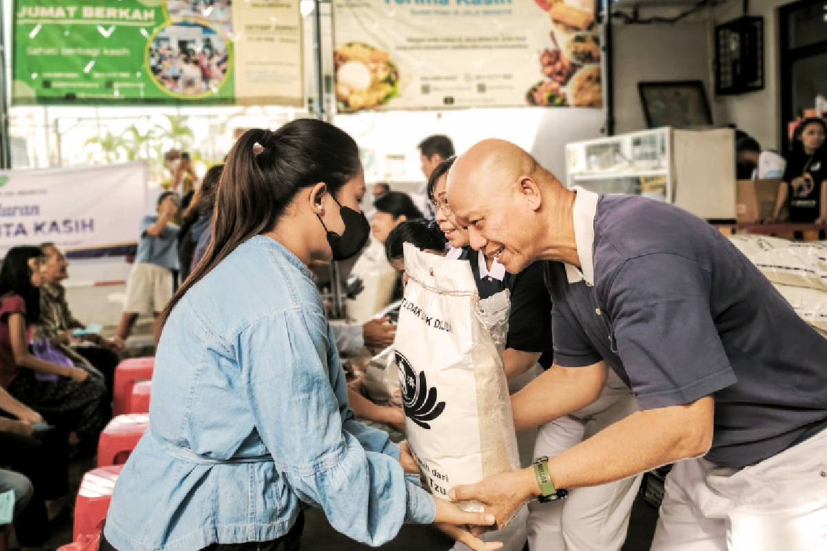 Tzu Chi Tebar Kasih Natal di GBI Amanat Agung