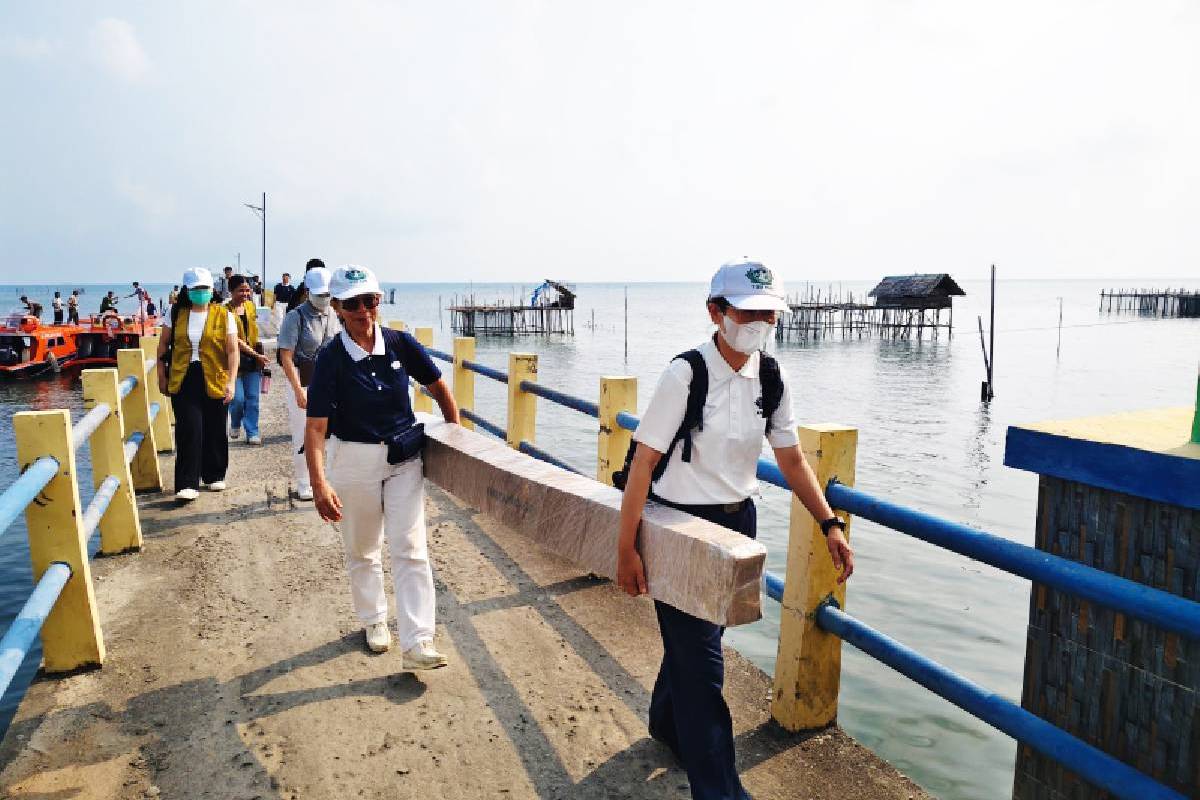 Mendampingi Warga Pulau Karas Menjaga Kesehatan