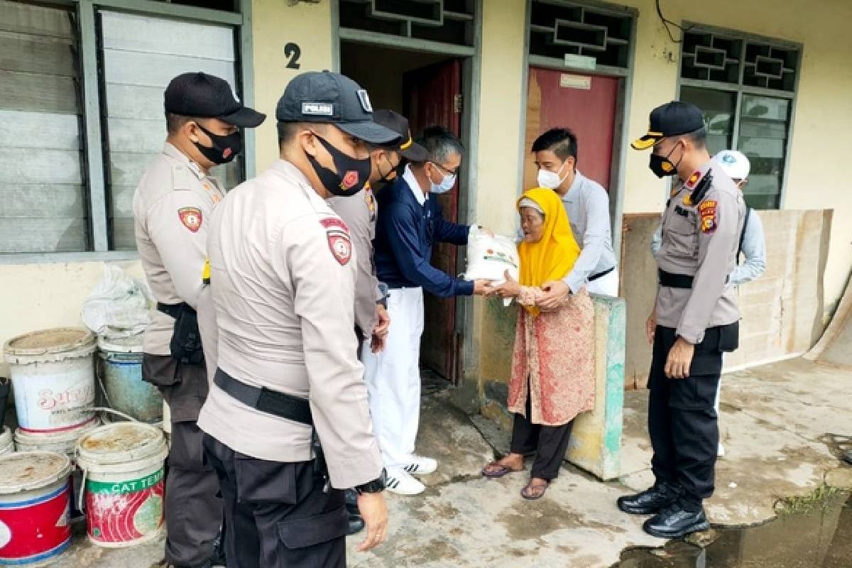 Polda Riau Salurkan 120 Ton Beras Dari Tzu Chi