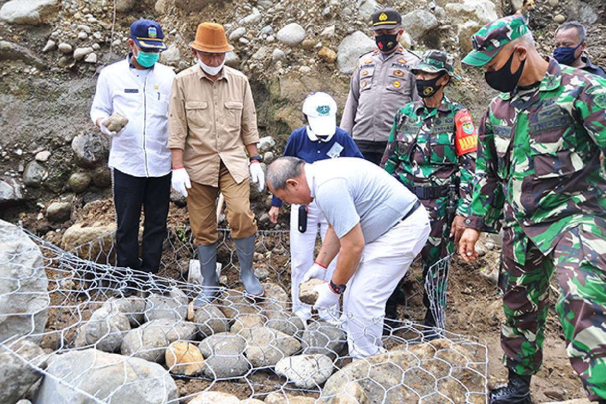 Pembangunan Jembatan Gantung di Desa Depok