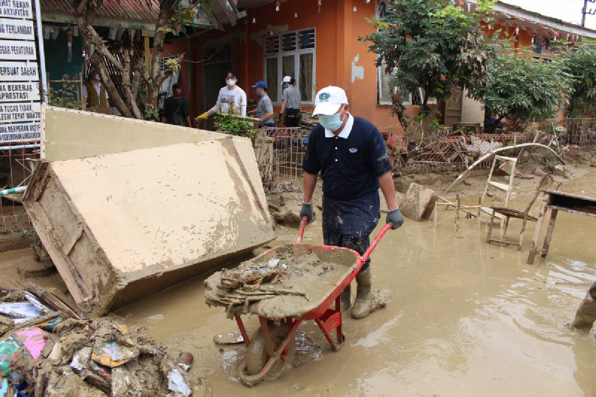 Banjir Sumatera: Semangat Kepedulian untuk Pulihkan Sekolah Terdampak Banjir