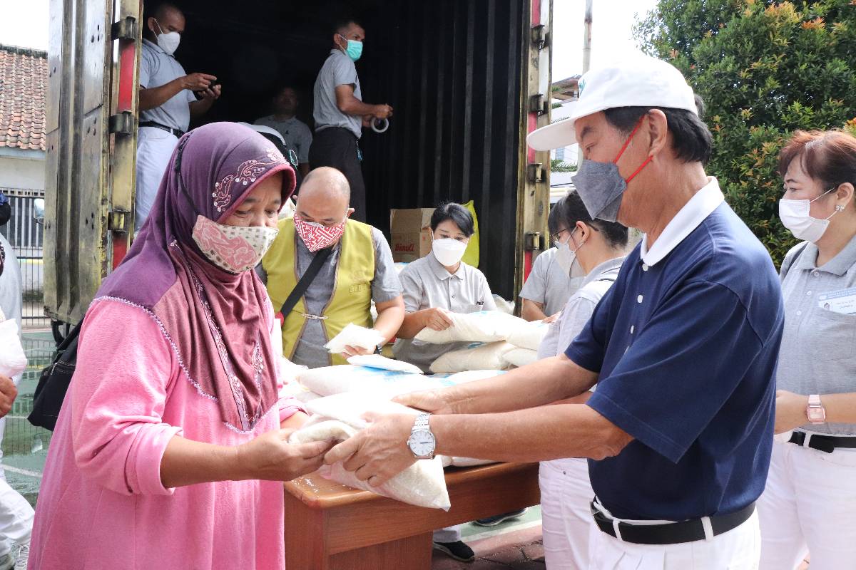 Paket Beras Untuk Warga Desa Rahayu