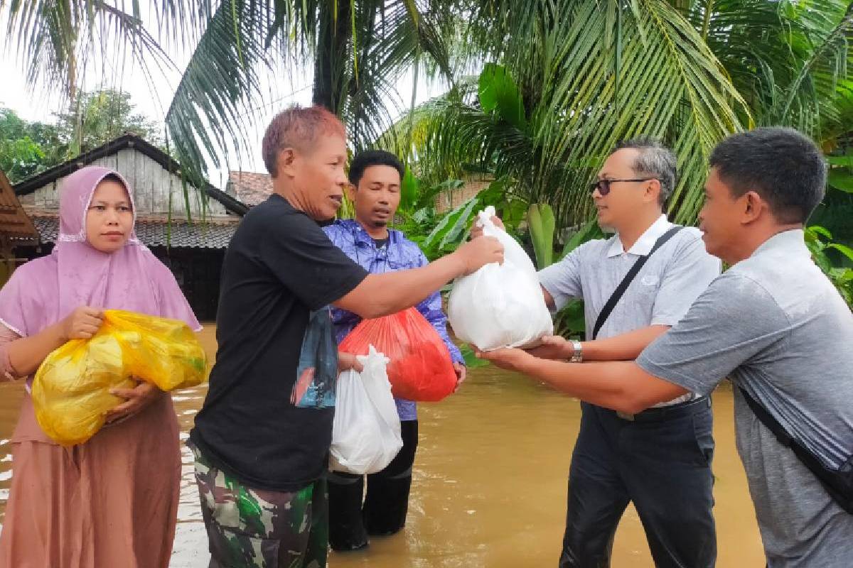 Mengantarkan Nasi Hangat di Tengah Genangan