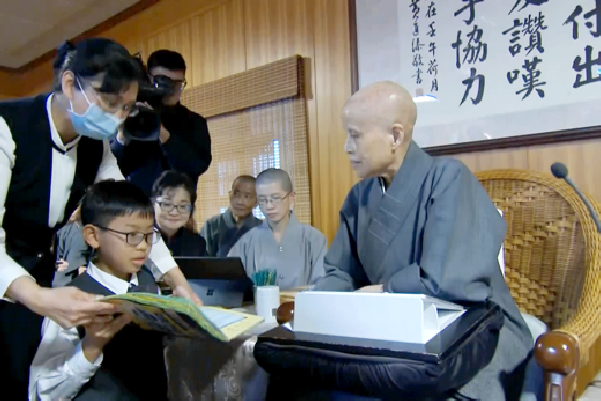 Ceramah Master Cheng Yen: Memberikan Bimbingan dan Mendalami Dharma
