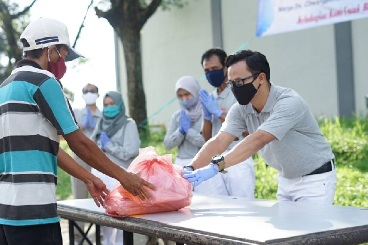 Perhatian Relawan untuk Warga Ciherang Pondok di Bogor 