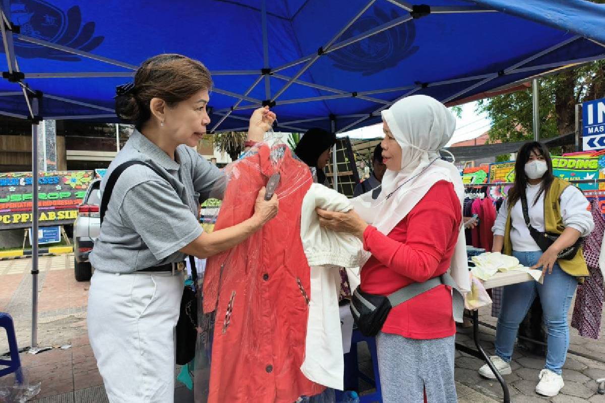 Pekan Amal Tzu Chi Makassar: Menebar Berkah Lewat Pakaian Layak Pakai di Car Free Day Sudirman