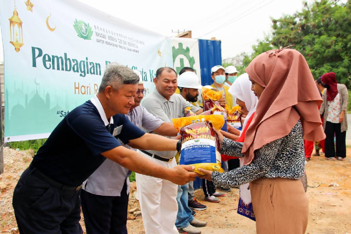 Paket Lebaran untuk Warga Pasar Lama Telaga Mas