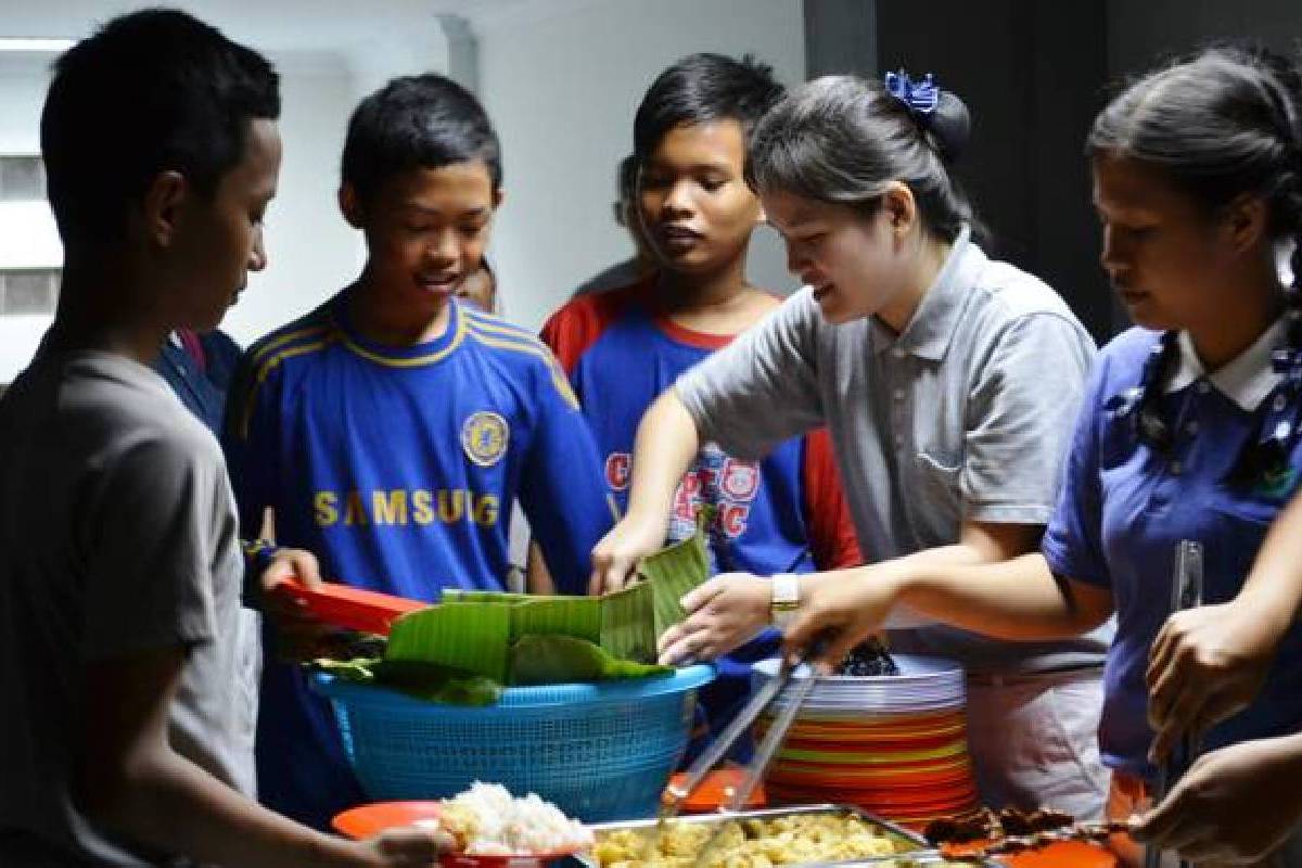 Buka Puasa Bersama: Senyuman Anak Panti Putra Dua Utama