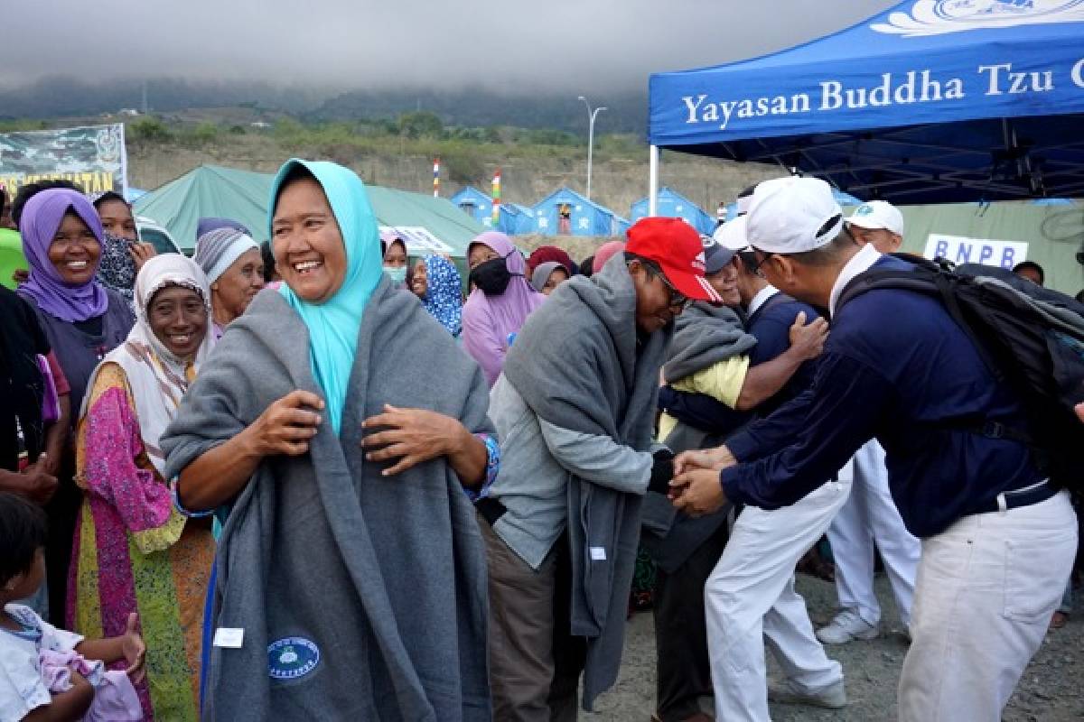 Gempa Palu: Melewati Malam-malam Dingin di Pengungsian dengan Selimut Tzu Chi