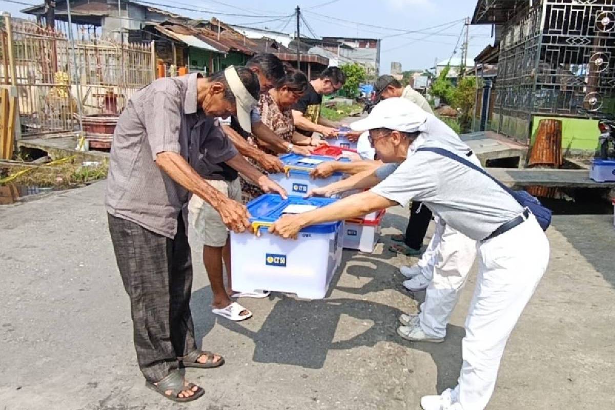Tzu Chi Hadir Berikan Paket Bantuan Kebakaran di Bagansiapiapi