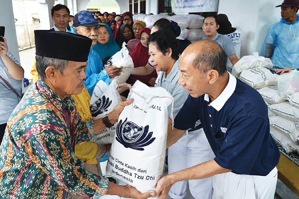 Paket Lebaran 2024: 1.950 Paket Sembako untuk Warga Kamal Muara