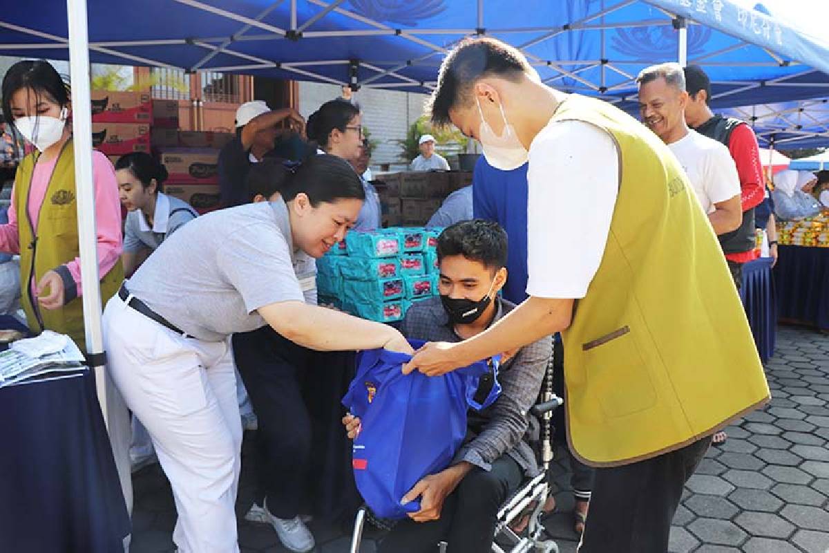 Berbagi di Bulan Ramadan, Tzu Chi Bandung Salurkan 1.000 Paket Sembako