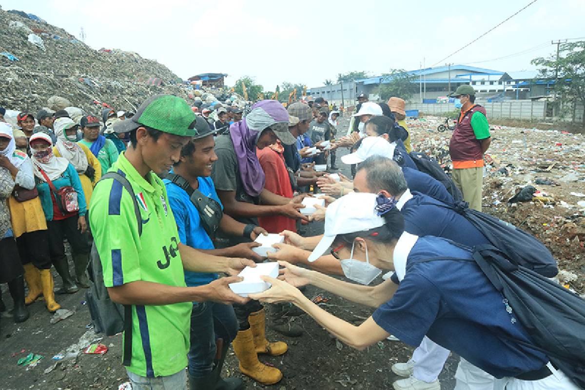 Bulan Tujuh Penuh Berkah: 1.500 Paket Makanan Dibagikan Ke Bantar Gebang