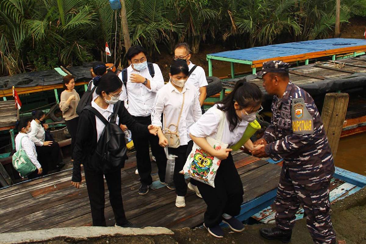 Cinta Kasih Relawan Tzu Chi Medan dan Lantamal 1 Belawan pada Warga Desa Paluh Kurau