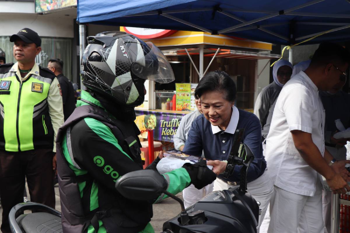 Senyum di Tengah Terik, Tzu Chi Bandung Bagikan 1.000 Paket Nasi Cinta Kasih di Panghegar