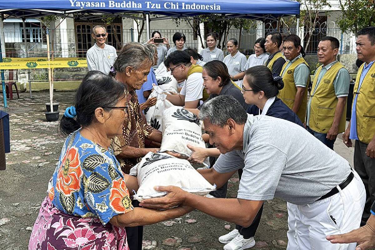 Paket Cinta Kasih Imlek, Hangatkan Hati Umat di Karawang