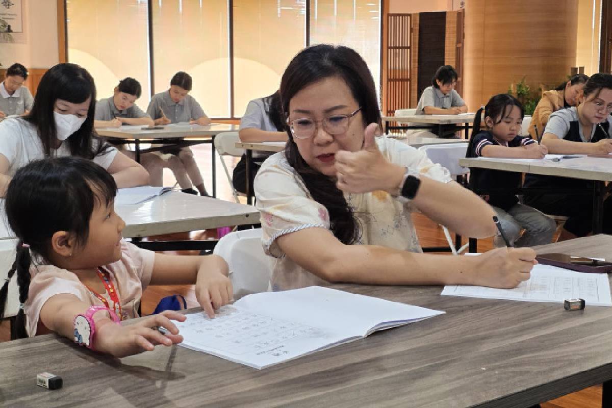 Meneladani Kasih Orang Tua Lewat Goresan Sutra Bakti