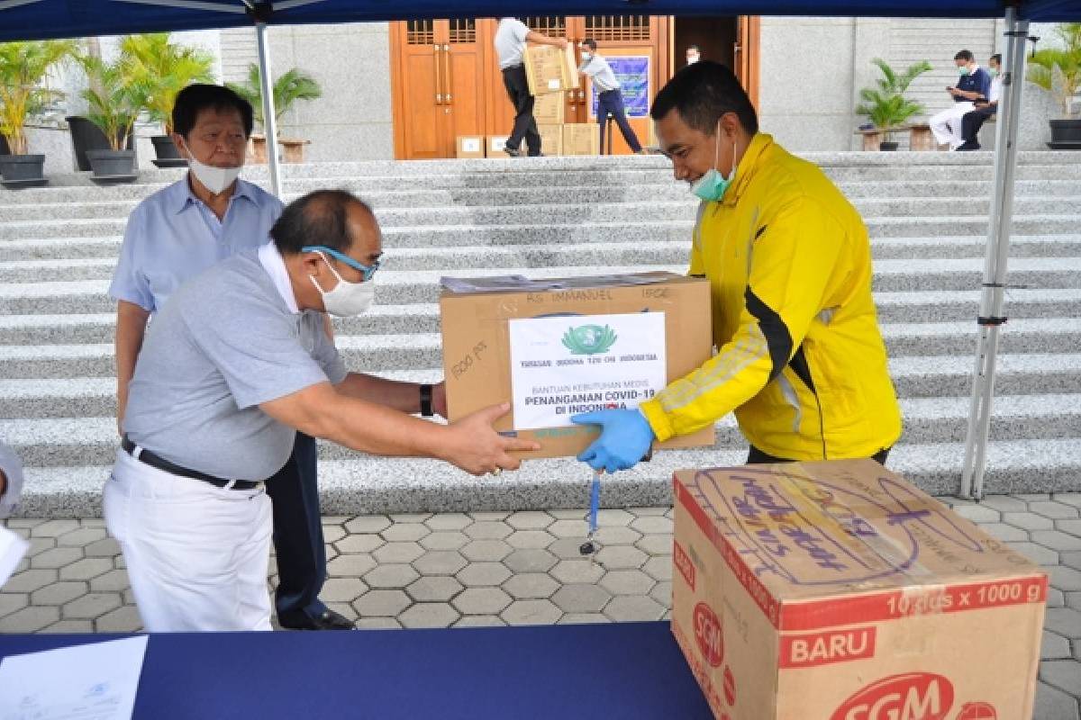 Sebanyak 86.000 Masker dan 150 APD Dibagikan Tzu Chi Bandung ke Sejumlah Rumah Sakit