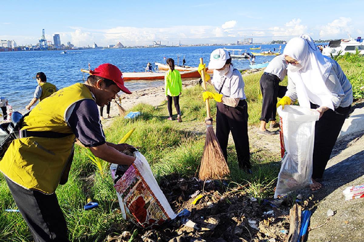 Membersihkan Pantai di Pulau Gusung