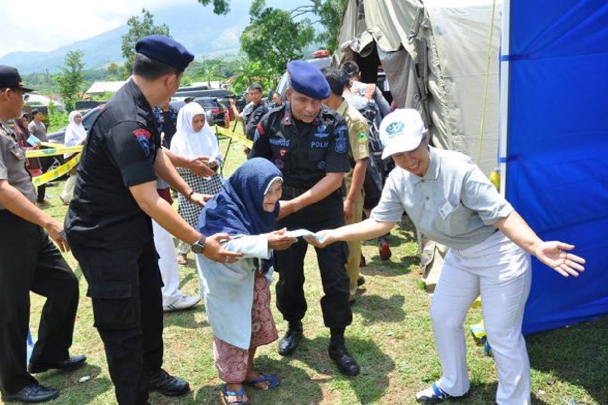 Paket Sembako untuk Warga Trijaya