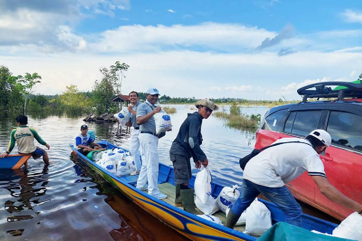 Bantuan Bagi Korban Banjir di Desa Tua Abang, Kalbar