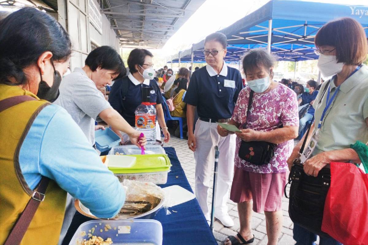 Wujud Cinta Kasih Relawan Tzu Chi Surabaya