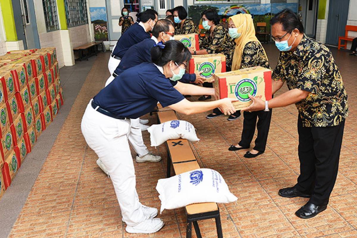 Bingkisan Imlek untuk Sekolah Garuda dan SD Emanuel