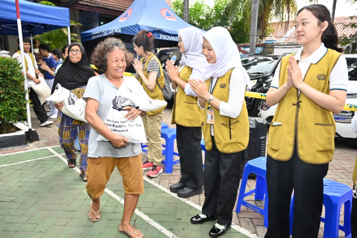 Beras Cinta Kasih Untuk Warga Johar Baru