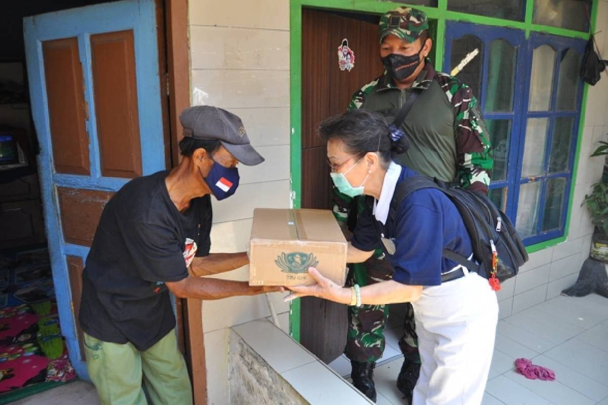 Tzu Chi Bandung Bersama Pusdiklatpassus Gelar Pembagian Paket Sembako