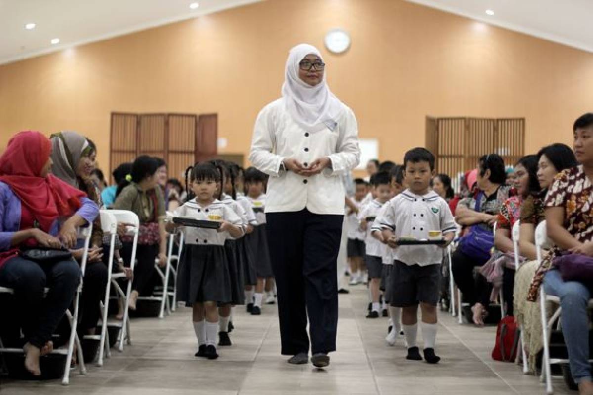 Menjadi Orang Tua Teladan yang Berbakti Pada Orang Tua